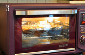 杂粮核桃酥,将其中一半面粉平铺进烤箱，送入预热160的的烤箱，烤15分钟左右，拿出放凉备用