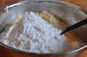 杂粮核桃酥,混合生面粉和熟面粉，再加入小苏打、泡打粉、盐和糖粉，拌匀
