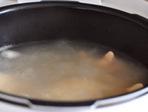 老干妈蹄花,将猪蹄和汤汁再次大火煮开，保持沸腾，煮到汤汁浓白