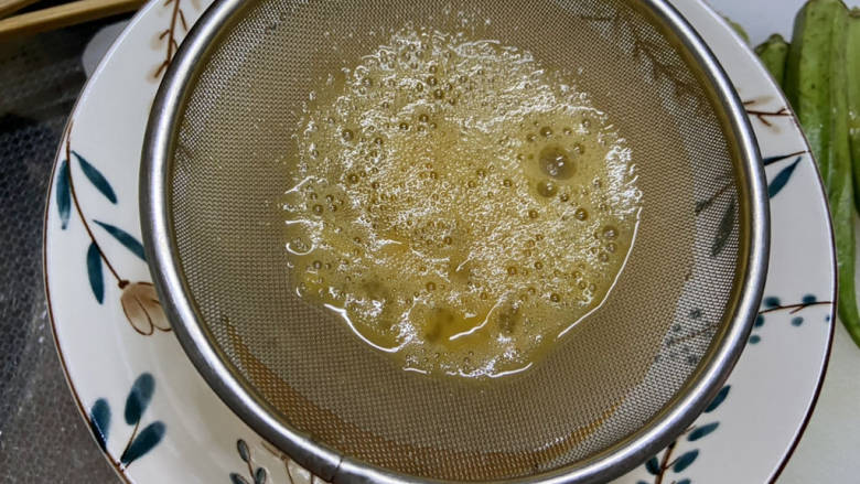 秋葵鸡蛋卷➕秋葵厚蛋烧,蛋液可以过筛一遍，让它更加细腻