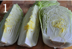自制辣白菜,大白菜无需清洗，剥去外层的老叶，纵向剖开成两份或4份