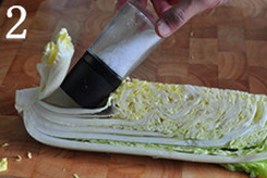 自制辣白菜,逐片掀开白菜叶，每层撒上适量盐