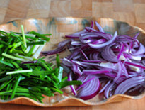 自制辣白菜,韭菜切2cm的段儿、小香葱切2cm的段儿、洋葱切细丝，备用