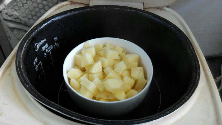 奶酪焗土豆,切块放锅里蒸熟