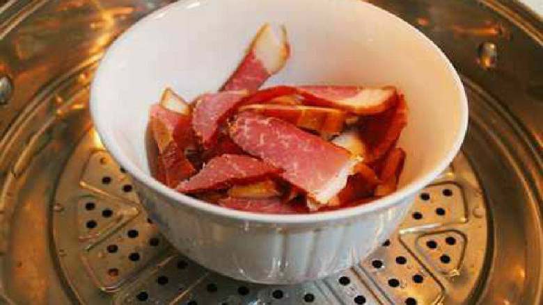 干锅土豆片,腊肉洗净后切片上锅蒸十分钟。