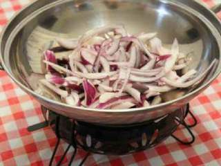 干锅土豆片,将洋葱放入锅仔底部。