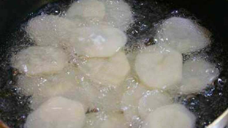 干锅土豆片, 锅内倒入油，滑温六层热的时候，下入土豆片。炸制表面微黄时捞出备用。