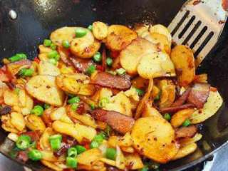 干锅土豆片, 加入土豆片翻炒匀均。放入适量的盐，鸡精。关火淋入香油。