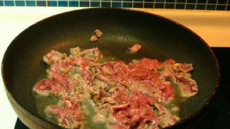 葱爆牛肉,热锅下油，先放入少许<a style='color:red;display:inline-block;' href='/shicai/ 37'>姜</a>丝炝锅，在放入腌制好的牛肉。
