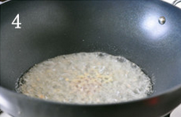 蟹粉豆腐,另起炒锅，热锅加入2大勺色拉油（或猪油），中大火烧至油温5、6成热时，下入葱姜末，煸炒出香味儿
