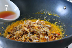 蟹粉豆腐,用大约200ml热水冲洗盛蟹肉和蟹黄的容器，倒入锅中，煮至沸腾