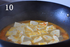 蟹粉豆腐,沿锅边到中心，均匀淋入适量水淀粉