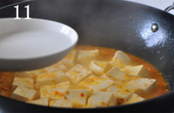 蟹粉豆腐,稍带片刻后，见汤汁粘稠时，晃动炒锅并颠炒几次