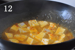 蟹粉豆腐,加入适量盐调味，并再次晃动炒锅或颠炒均匀