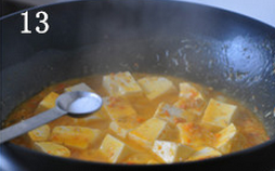 蟹粉豆腐,起锅，加入适量香葱粒点缀，即可