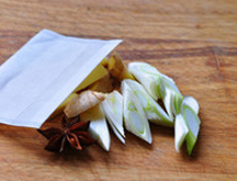  莲藕蹄花汤,葱姜切大块儿，与洗净的八角一起做成料包