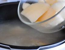  莲藕蹄花汤,将莲藕加入到沸腾的锅中，同时加入花生米