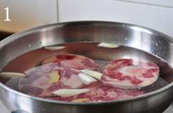 韩式牛尾汤,牛尾洗净，凉水下锅，大火煮开后保持沸腾3、5分钟，出净血沫