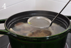 韩式牛尾汤,大火煮开，并打去浮沫和浮油
