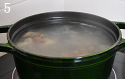 韩式牛尾汤,转中小火保持沸腾，炖制约2、3小时，至牛尾熟烂