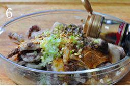 韩式牛尾汤,捞出牛尾，加入葱末、蒜末、生抽、胡椒粉和香油，抓匀腌制15分钟以上