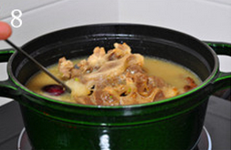 韩式牛尾汤,下入腌制过的牛尾，尽量抖去调味料