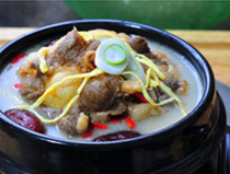 韩式牛尾汤,将石锅或小砂锅烧热，趁热盛入牛尾和汤汁，点缀葱花和蛋皮丝