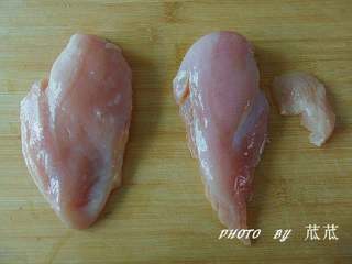 牙签肉（自己在家可以做的BBQ）,鸡胸肉买来后把边上的油脂层去掉洗净。