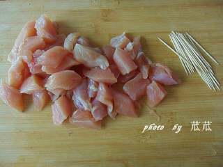 牙签肉（自己在家可以做的BBQ）,牙签若干，鸡胸肉切成小正方形。