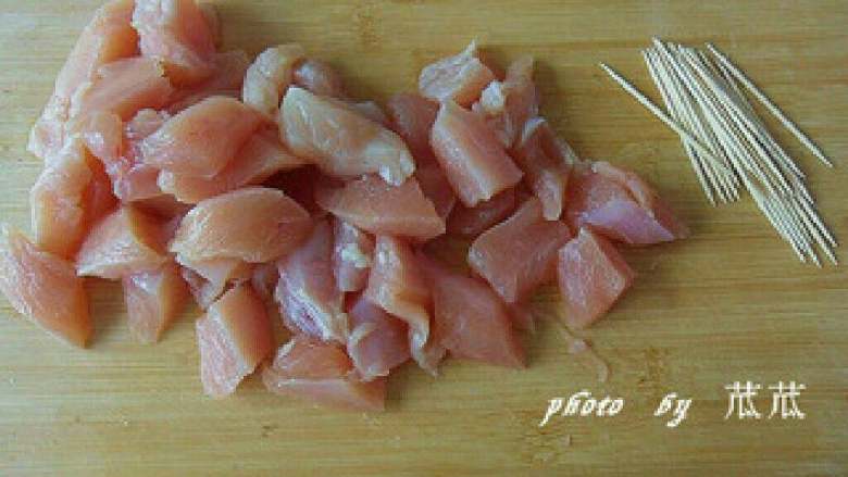 牙签肉（自己在家可以做的BBQ）,牙签若干，鸡胸肉切成小正方形。