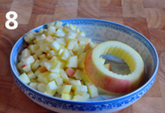  圣诞华夫饼,烤饼的时候准备馅料：苹果一个挖出一个苹果圈留作装饰，其余切成小丁
