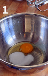 原味鸡蛋仔 ,鸡蛋和细砂糖一起放进大碗