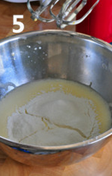 原味鸡蛋仔 ,筛入混合后的低筋面粉、玉米淀粉和泡打粉