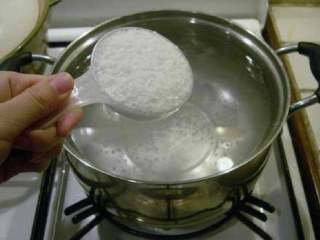 四川泡菜,在一个干净无油的锅内加入准备做泡菜水的清水和盐，加热使盐溶化，然后晾凉。
