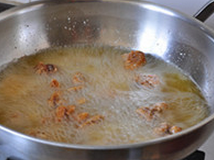 盐酥鸡,起油锅，热锅入凉油，再加热片刻，至油温大约5、6成热时，逐块下入鸡块，保持油温，炸至七八成熟，大约2分钟左右
