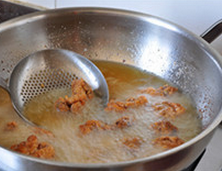 盐酥鸡,捞出鸡块，静置片刻，同时继续加热锅中的油至7、8成热，即油面微微冒出油烟，再次下入鸡块，迅速翻炸至鸡块表面酥脆金黄