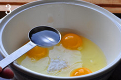 金银豆腐,鸡蛋中加入盐，并1小勺干淀粉和少许清水