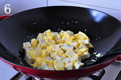 金银豆腐,起炒锅，热锅入凉油，再加热一小会儿，下入豆腐蛋液，待一面略凝固后再翻面，并煎炒至豆腐块儿表面金黄