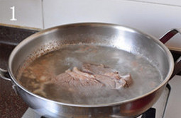 酱烧萝卜牛腩,牛肉整块入凉水锅中，大火烧开后保持3、4分钟，至出净血水