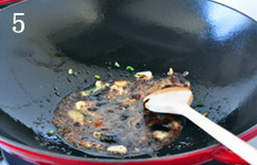 酱烧萝卜牛腩,下入柱候酱（或其他酱料），煸炒出香味儿