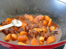 酱烧萝卜牛腩,牛肉炖烂后，下入萝卜块儿，继续炖约30分钟，至萝卜熟透，加入少许盐调味儿