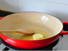 意式牛肝菌炖饭,起炒锅，烧热后加入橄榄油和黄油