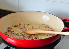 意式牛肝菌炖饭,待黄油基本融化后，下入洋葱和蒜末，煸炒出香味儿