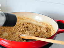  意式牛肝菌炖饭,加入帕尔玛干酪粉，海盐和黑胡椒粉调味