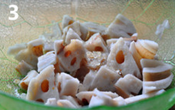 莲藕拌海螺,加入冰糖粉（就是冰糖磨成粉或用杵臼砸成粉末），拌匀腌制15分钟