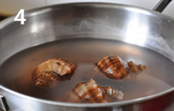 莲藕拌海螺,原锅中保持水沸，下入大海螺煮熟