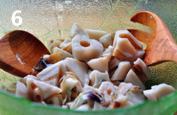 莲藕拌海螺,将螺肉和莲藕一起放进大碗