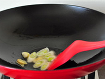 小鸡炖蘑菇,起炒锅，烧热后加入食用油，再烧一会儿，下入葱姜爆香