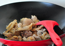 小鸡炖蘑菇,下入鸡块儿，中火煸炒至炒出水汽