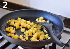 土豆煎蛋卷,炒锅烧热，加入等量的黄油和橄榄油，下入土豆丁，煎至表面金黄